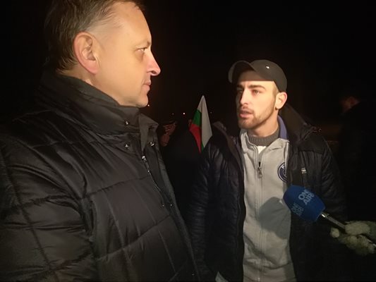 "Докога ще търпим това безобразие", попита протестиращ (вдясно) кмета на Войводиново Димитър Тосев Снимки: Авторът