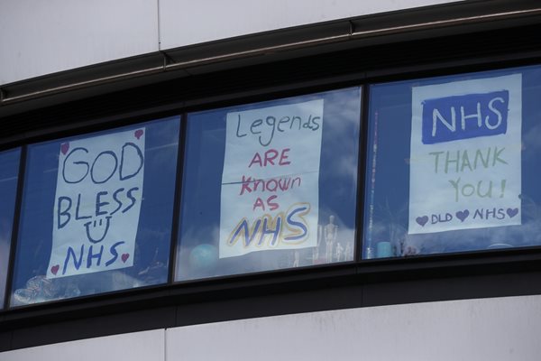 Плакати на сградата срещу болницата, в която е настанен британският премиер
Снимка: Ройтерс