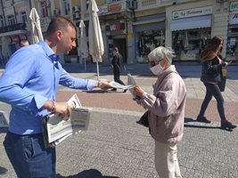 Вторият в листата на ВМРО за Пловдив град Борислав Инчев подарява картата на Велика България на минувачка на главната улица