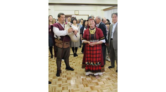 ТАНДЕМ: Валя Балканска и неният гайдар Петър Янев разнасят по света славата на българската песен от Родопите