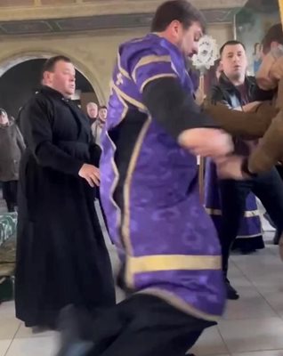 Свещеник в Украйна наби войник в църква. СНИМКА: Фейсбук Виктор Бурлик