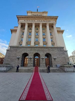 И този парламент започна с официална церемония, но предстоят трудни преговори за съставяне на правителствено мнозинство