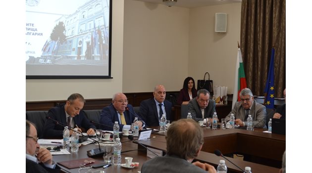 Заседанието на Съвета на ректорите във Варна, на което присъства и министърът на образованието Красимир Вълчев (вляво), продължи повече от 3 часа.