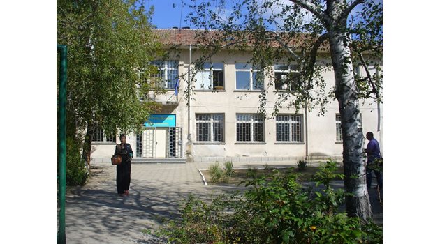 В основно училище "Отец Паисий" в старозагорското село Калояновец, което е средищно, сега учат 113 деца.