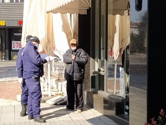 Полицаи любезно предупредиха възрастен пловдивчани, които бе излязъл да си пие кафето на припек в центъра. Снимки: Радко Паунов.