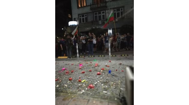 Протестиращи снощи замеряха емблематичната сграда на "Раковски" 134 с яйца и домати. Снимка Йордан Симеонов