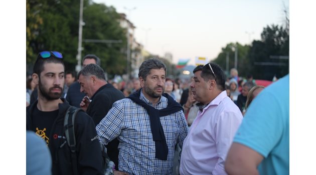 "Демократична България", в която Христо Иванов (вляво) е съпредседател, е най-вероятният коалиционен партньор на "Има такъв народ" в следващия парламент.
