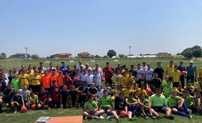 Участниците във футболния турнир в община "Марица".