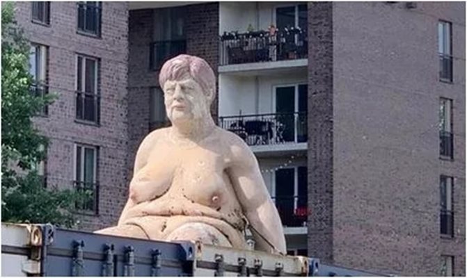 Германия в ШОК! Гола статуя на Меркел разтърси жителите на Хамбург