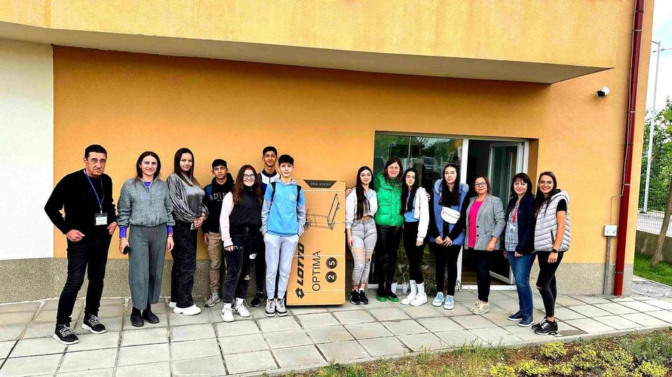 Гимназисти дариха бягаща пътека на социален център във Велико Търново