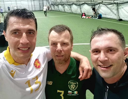 Кирил Евтимов, Елин Топузаков и Златимир Йочев позират след победата, в която всеки от тях вкара по два гола.