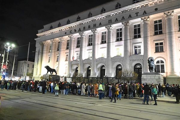 Протесът срещу насилието над жени пред Съдебната палата в София СНИМКА: Йордан Симеонов