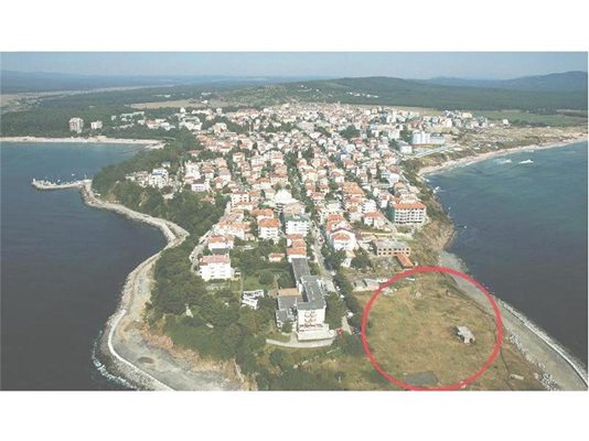 Земята в местността Боруна в Приморско раздадена на "крайно нуждаещите се" (в кръгчето).
СНИМКИ: АРХИВ "24 ЧАСА"