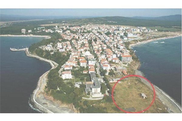 Земята в местността Боруна в Приморско раздадена на "крайно нуждаещите се" (в кръгчето).
СНИМКИ: АРХИВ "24 ЧАСА"