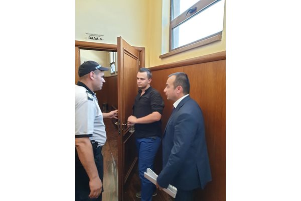 Бойков дойде в съда по време на мярката за неотклонение на шефа си. СНИМКА: БГ ОН ЕР
