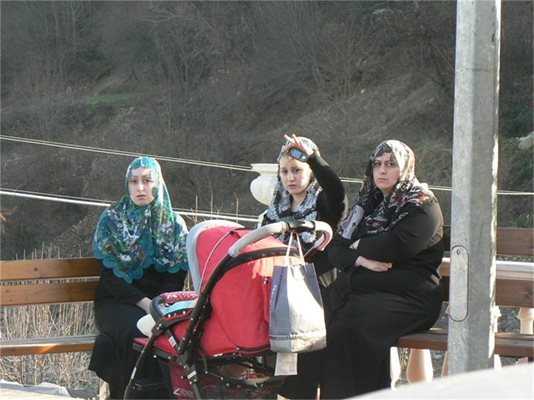 Трите жени, които се смятат за гъркиня, туркиня и помакиня, говорят на “помацкия” диалект.