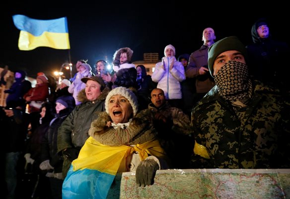 Протестиращите в центъра на Киев СНИМКИ: Ройтерс