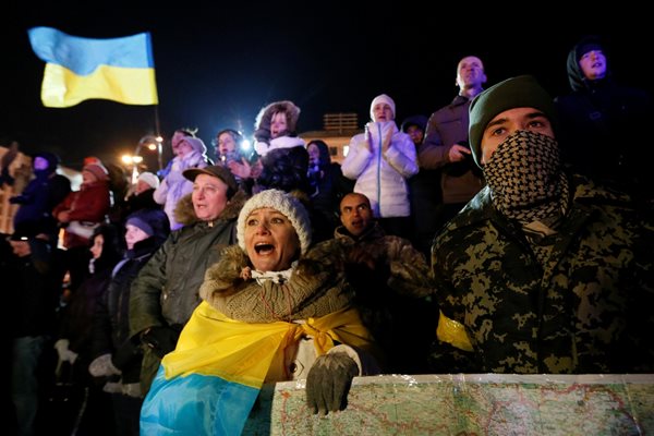 Протестиращите в центъра на Киев СНИМКИ: Ройтерс