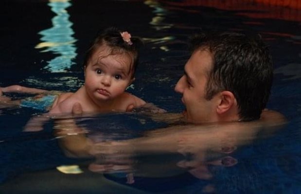 На 6 месеца, когато за първи
път влиза в басейна с баща си.