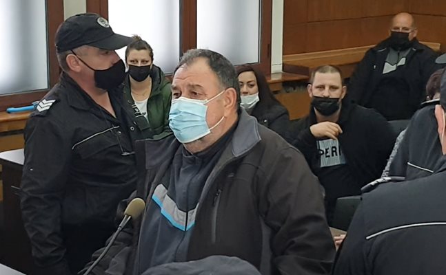 Тодоров се разплака, щом зърна подкрепата от своите съселяни пред съда