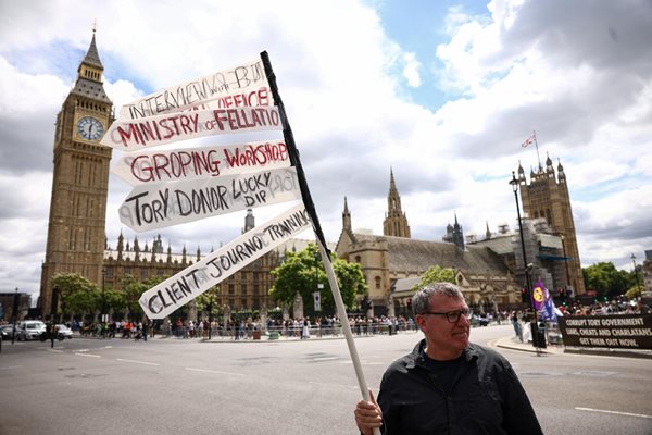 Протест във Великобритания срещу Борис Джонсън. СНИМКА: РОЙТЕРС