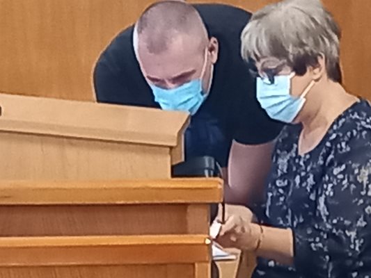 Венцеслав Караджов се съветва със своя адвокат Зоя Тошкова. Снимки: Авторът
