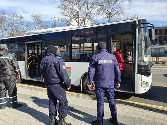 Полицаи се насочват за проверка към поредния автобус от градския транспорт в Пловдив.