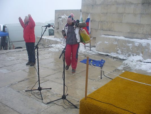 Не мина и без провокации - хора от Добрич, представили се за активисти на Гражданска инициатива за суверинитет на България и на държавите по света, изхвърлиха знамето на обединена Европа от стойката до официалната трибуна и го замениха с руско. 