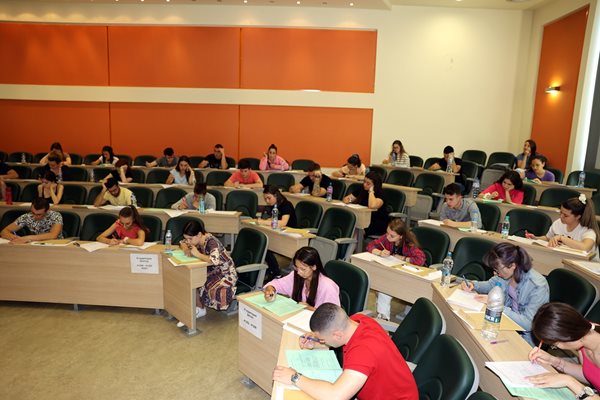 Кандидат-студенти съдят Медицинския университет в Пловдив заради изпита по химия