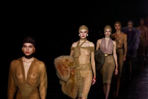 Гърдите на показ в Седмицата на модата в Париж