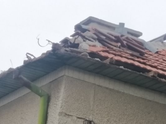 Това направили с покрива на къщата на семейство Толови в Поповица пишман майсторите.


Снимки: Юлия Райчевска-Толова.