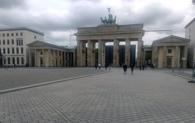 Пред Бранденбургската врата е пусто заради ограниченията / Снимки: Авторът