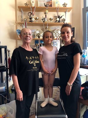 4-годишното момиченце с преподавателките й по балет - Капка Роглева и Галина Калчева