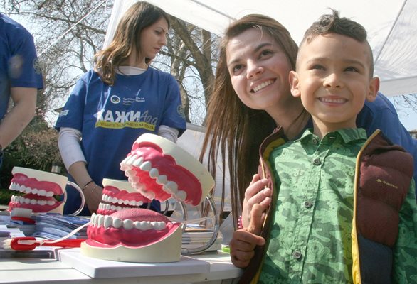 Дете показва белите си зъбки по време на празника на здравето. Снимки: Евгени Цветков