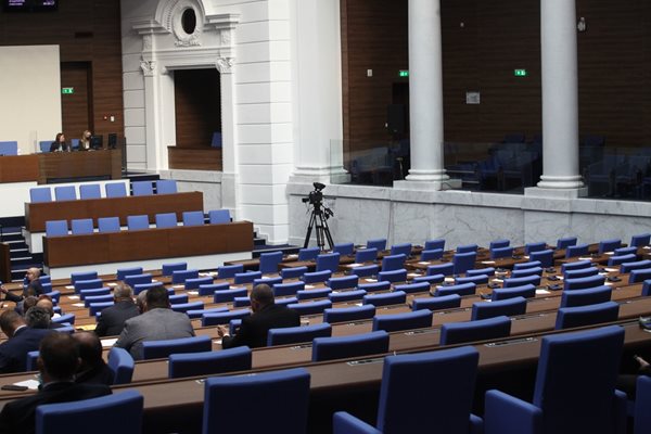 Бюджетната, социалната и здравната комисия гледаха законите в пленарната зала, за да има по-голямо разстояние между депутатите.