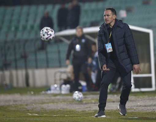 Живко Миланов подава топката по време на гостуването на "Левски" на "Черно море" във Варна. Той ще води "сините" и в предстоящия мач срещу "Лудогорец". СНИМКА: LEVSKI.BG