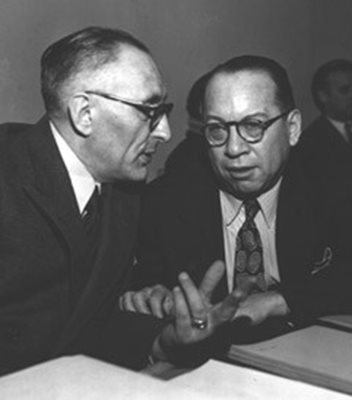 Професор Рафаел Лемкин (вляво)