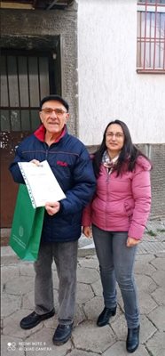 Инж. Любка Върбева, старши експерт в дирекция „Горско стопанство” в Агенцията по горите, връчва на Петко Костов благодарствена грамота.