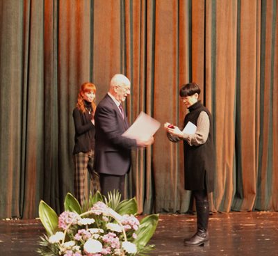 Доайенът на българския балет проф. Петър Луканов получи златна значка от Община Русе