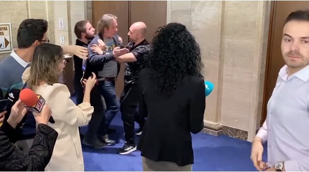 Журналисти се сбиха в кулоарите на парламента
КАДЪР: YouTube/Неизбежния Караколев