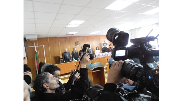 Топ свидетелите по делото в Шуменския окръжен съд, сред които и Боян Джамалов /първият в редичката/ се мъчеха да се измъкнат тайно от фоторепортерите. Дори един от тях Лозан Цеков пред юни 2011 г. счупи фотоапарата на журналист, но до дело не се стигна поради „маловажност” на случая според прокуратурата.