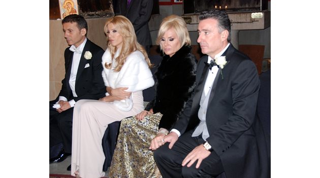 Миню Стайков, съпругата му Рени, Мариела и Ветко Арабаджиеви (от ляво на дясно) на сватбата на Александра Арабаджиева и Стайко Стайков.   СНИМКА: ЕЛЕНА ФОТЕВА