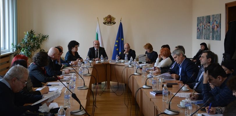 Социалният министър Бисер Петков събра синдикати и работодатели на среща.