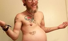 Мъж трансджендър роди момче, лекарите му казали, че не може да забременее