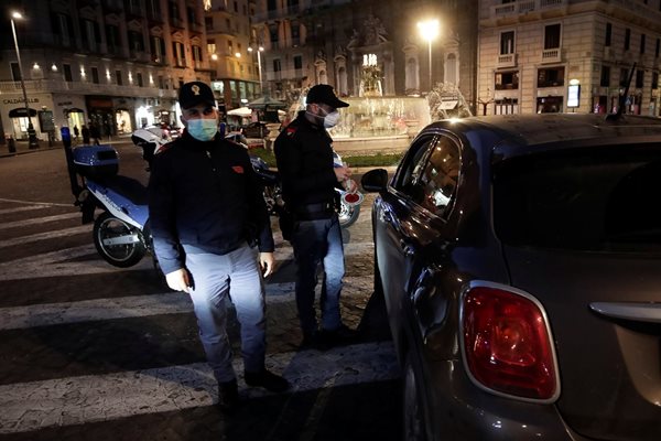 Полицаи с маски правят проверки в Неапол. СНИМКИ: РОЙТЕРС