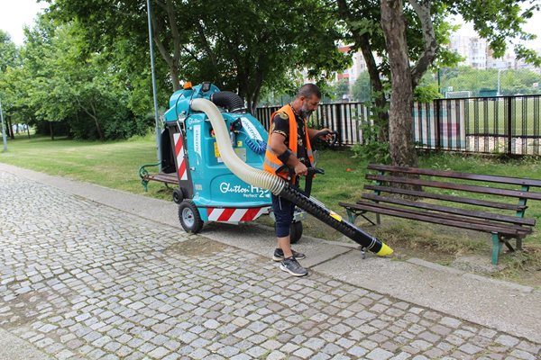 Вакуумни машини събират отпадъка по алеите в парковете.