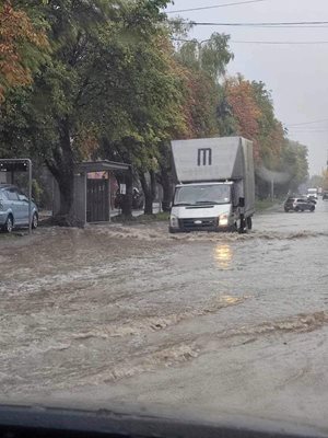 Превозните средства "преплува" улиците