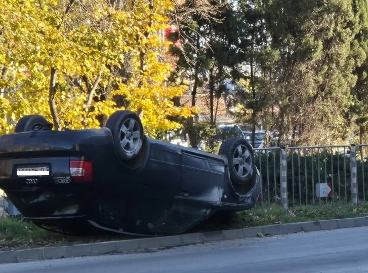 Кола се обърна по таван във Варна