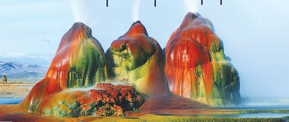 Летящият гейзер е в частно ранчо в Невада, САЩ. Преди век собствениците сондирали за вода и попаднали на геотермален извор. Така се появил един от най-красивите гейзери в света - формата му се дължи на натрупване на калциев карбонат, а цветовете - на термофилните водорасли по повърхността му.