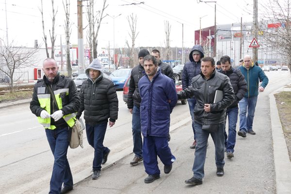 Полицаи водят Свилен Велев към блока СНИМКИ: Пиер Петров